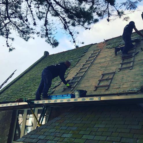 Pose d'une couverture en ardoise traditionnelle à Concarneau