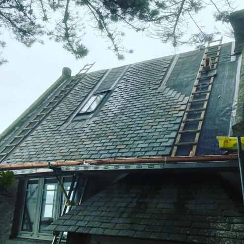 Pose d'une couverture en ardoise traditionnelle à Concarneau