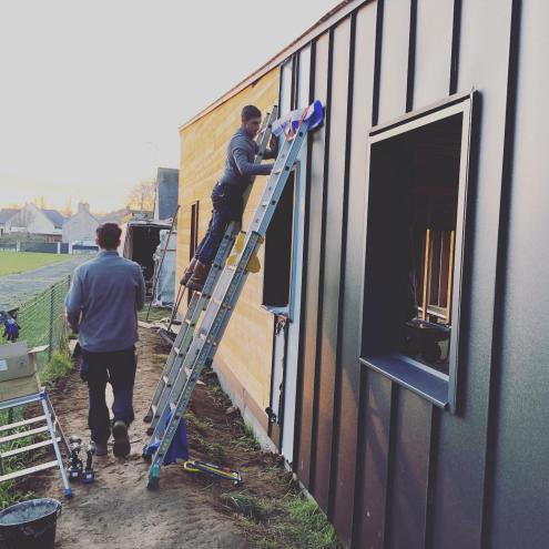 Pose d'un bardage en aluminium