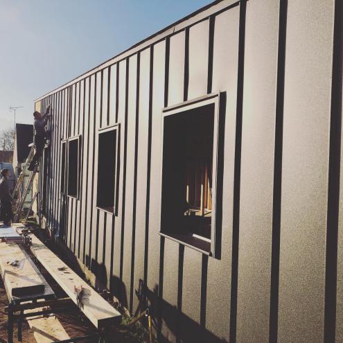 Pose d'un bardage en aluminium