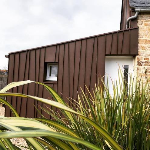 Pose d'un bardage en aluminium