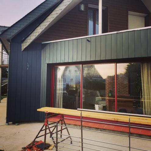 Pose d'un bardage en aluminium