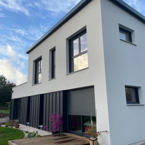 Pose d'un bardage en aluminium sur une maison à Quimper